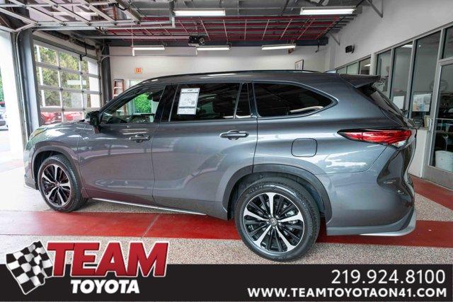 used 2022 Toyota Highlander car, priced at $38,300
