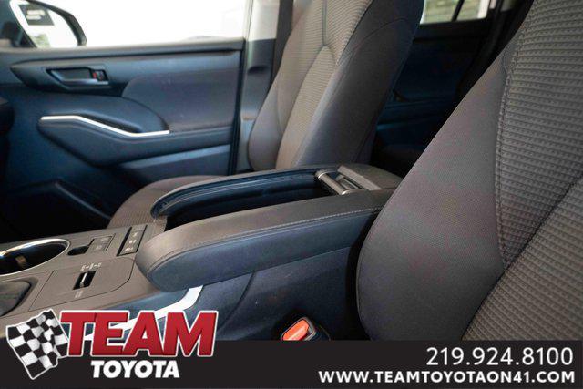 used 2021 Toyota Highlander Hybrid car, priced at $29,900