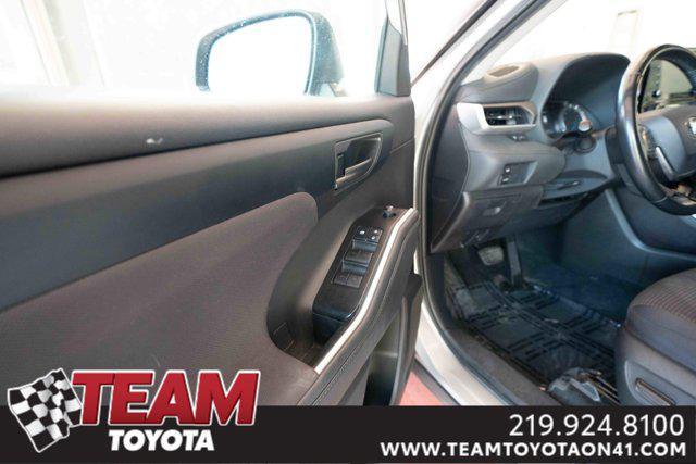 used 2021 Toyota Highlander Hybrid car, priced at $29,900