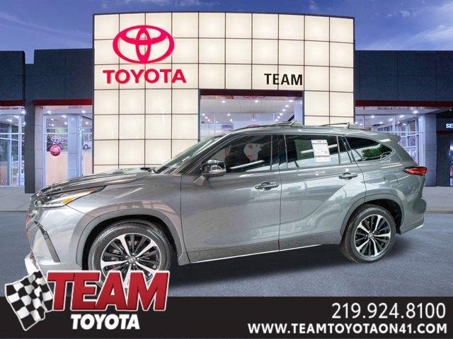used 2022 Toyota Highlander car, priced at $34,300