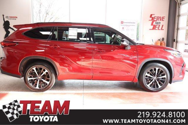 used 2021 Toyota Highlander car, priced at $34,300