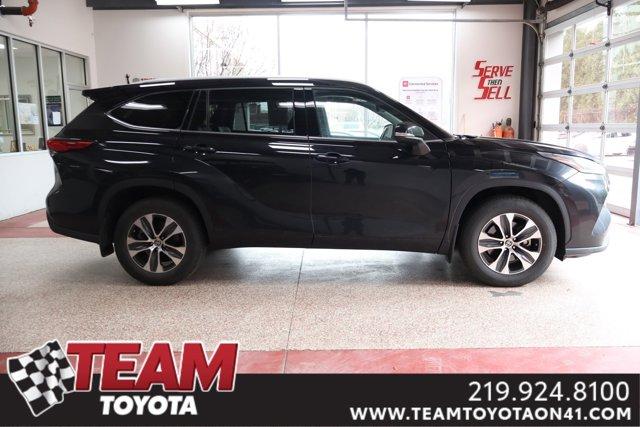 used 2022 Toyota Highlander car, priced at $34,400