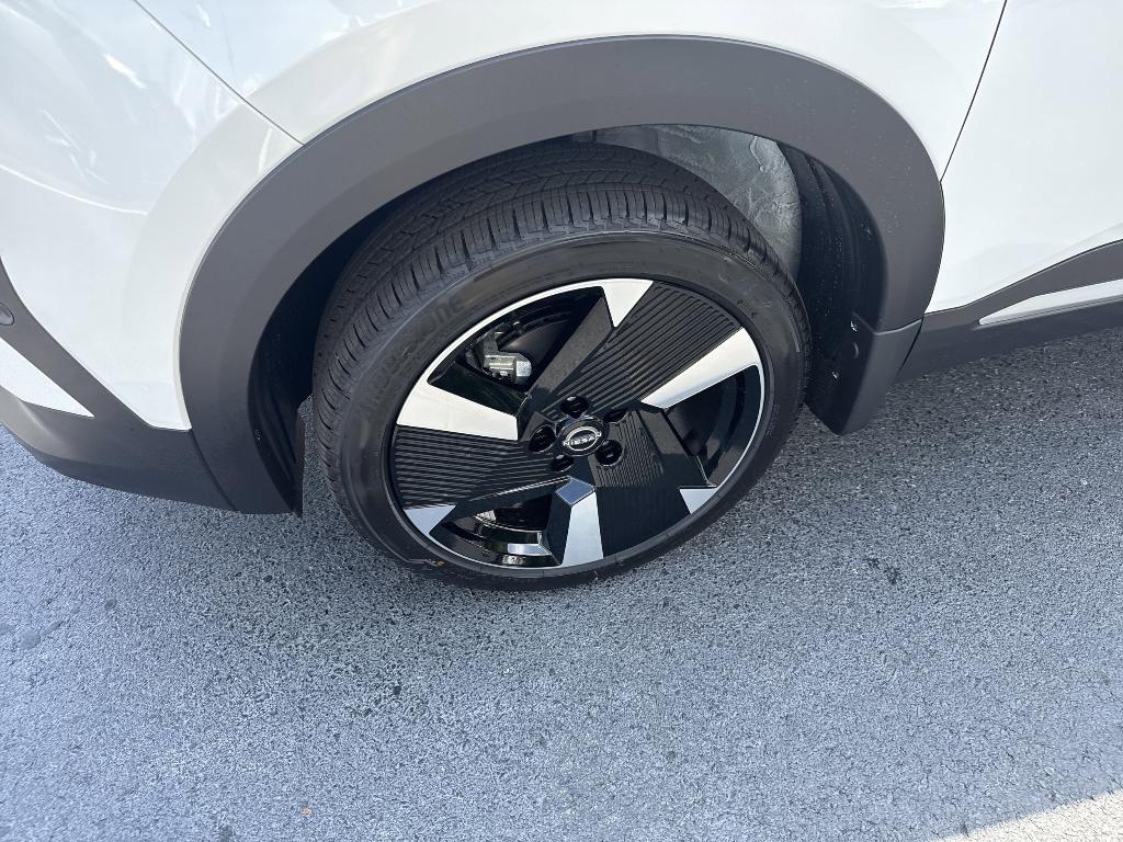 new 2025 Nissan Kicks car, priced at $27,702