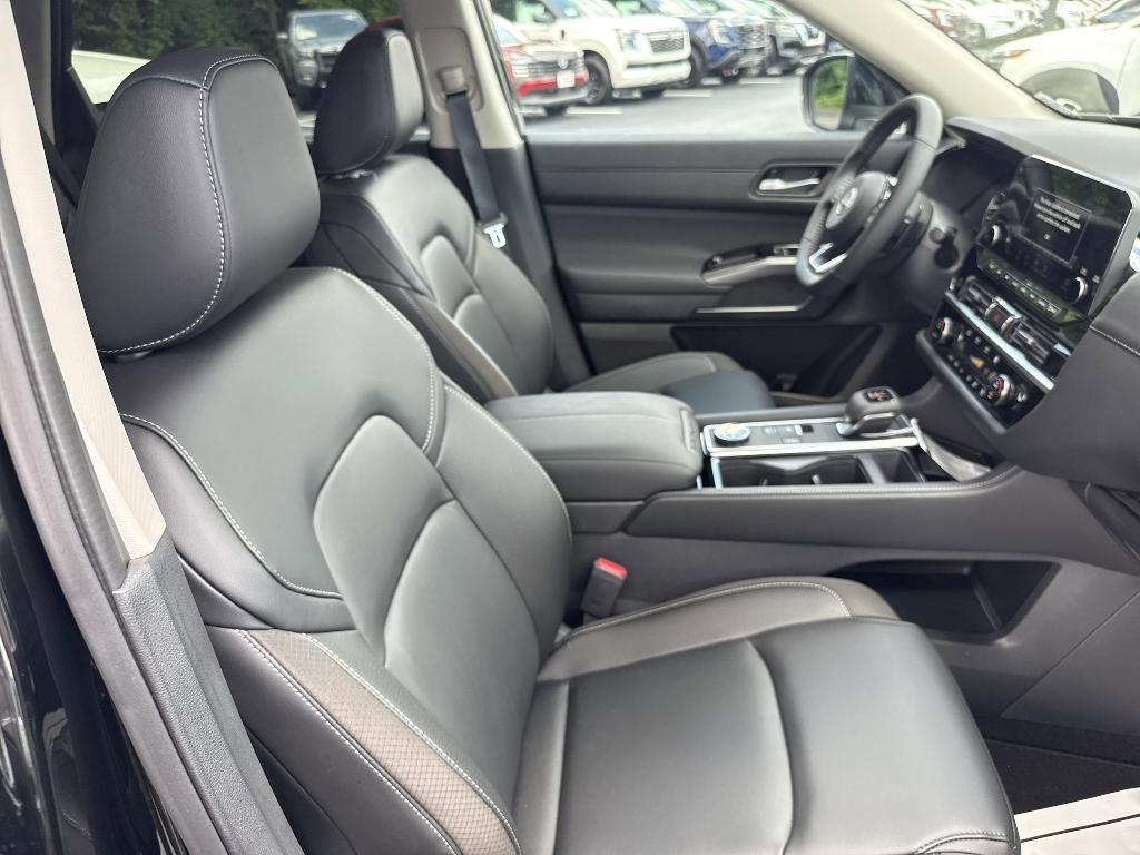new 2025 Nissan Pathfinder car, priced at $42,617