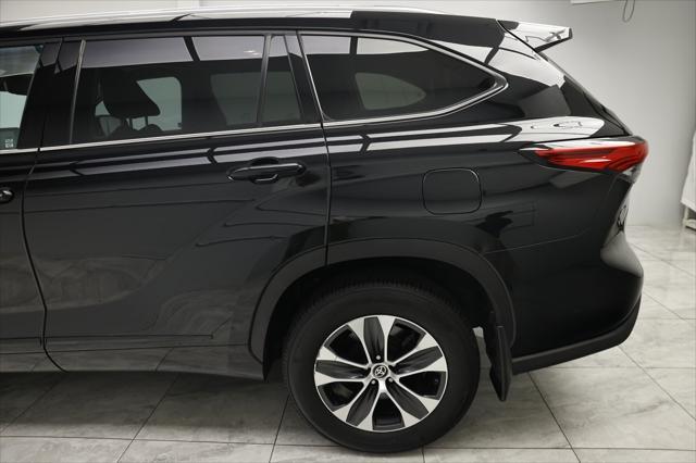 used 2021 Toyota Highlander car, priced at $31,400