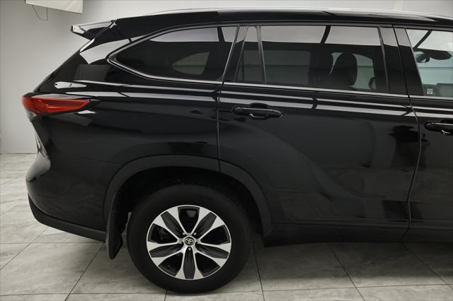 used 2021 Toyota Highlander car, priced at $31,400