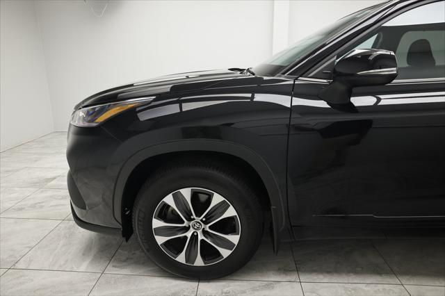 used 2021 Toyota Highlander car, priced at $31,400