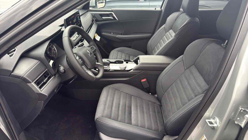 new 2025 Mitsubishi Outlander car, priced at $37,205