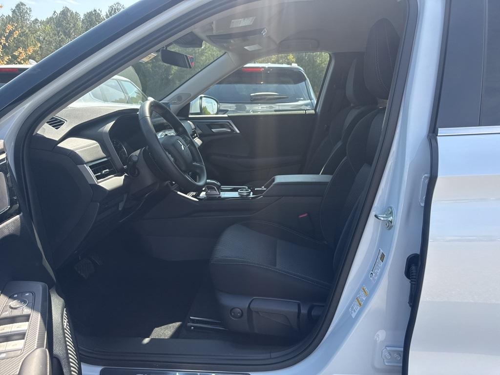 new 2025 Mitsubishi Outlander car, priced at $32,196
