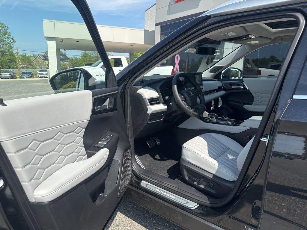 new 2025 Mitsubishi Outlander car, priced at $42,299