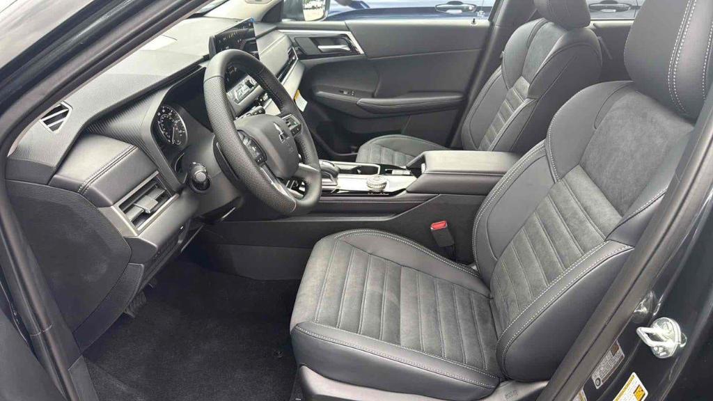 new 2025 Mitsubishi Outlander car, priced at $37,205