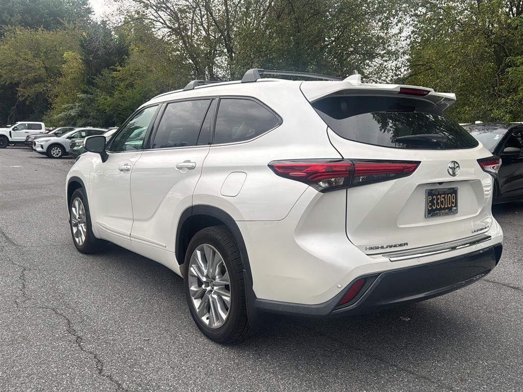 used 2020 Toyota Highlander car, priced at $29,398
