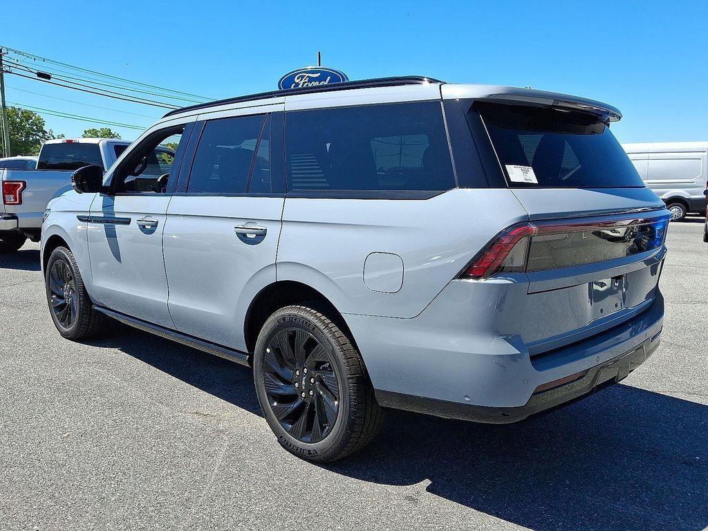 new 2025 Lincoln Navigator car, priced at $110,185