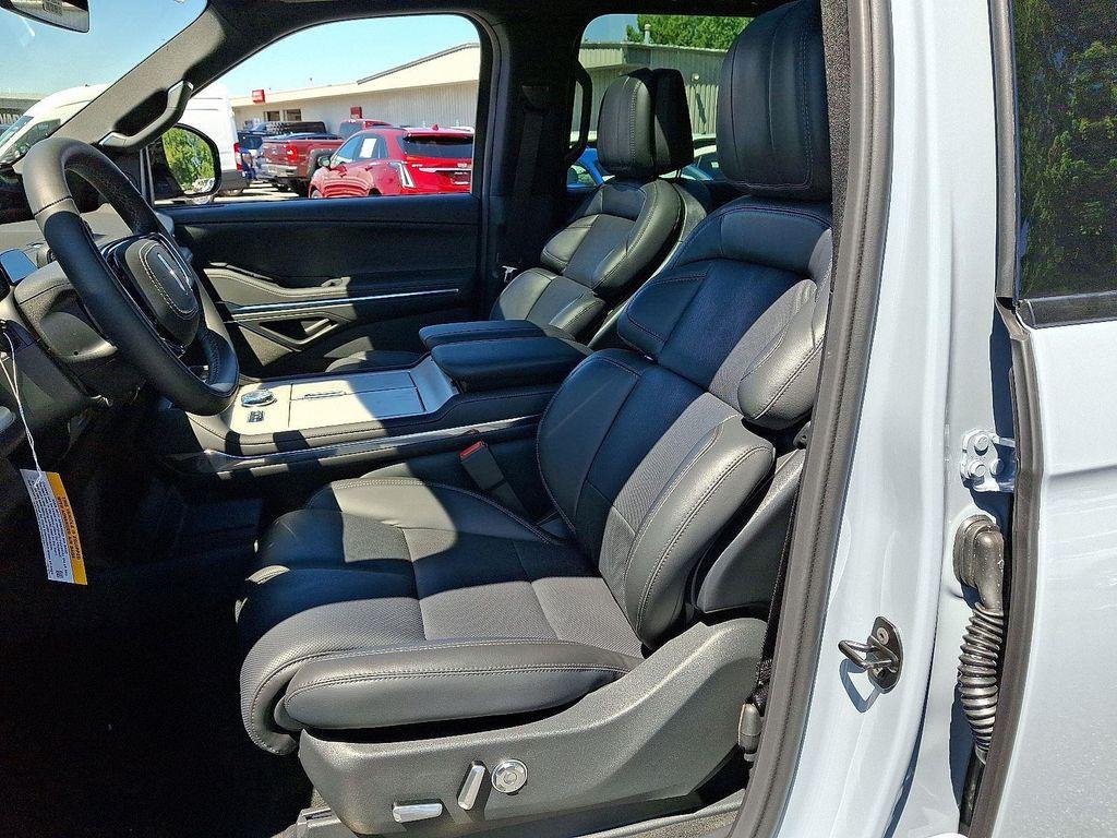 new 2025 Lincoln Navigator car, priced at $110,185