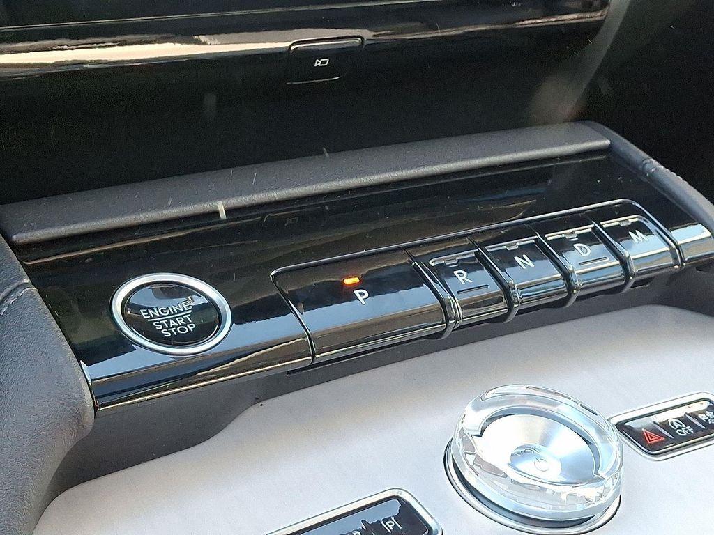 new 2025 Lincoln Navigator car, priced at $107,325