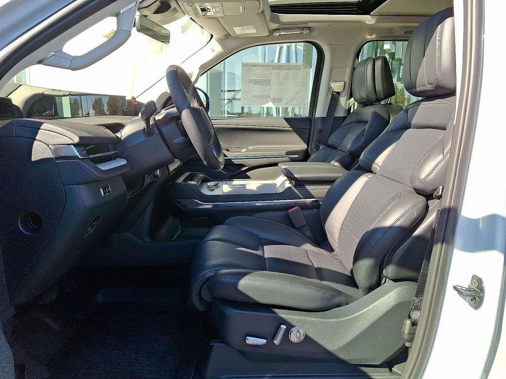 new 2025 Lincoln Navigator car, priced at $107,325