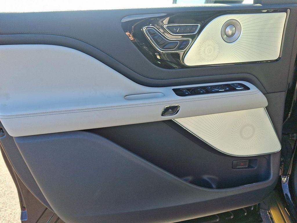new 2025 Lincoln Aviator car, priced at $79,680