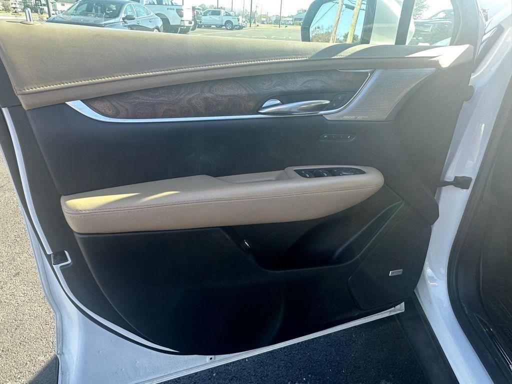 used 2022 Cadillac XT5 car, priced at $30,804