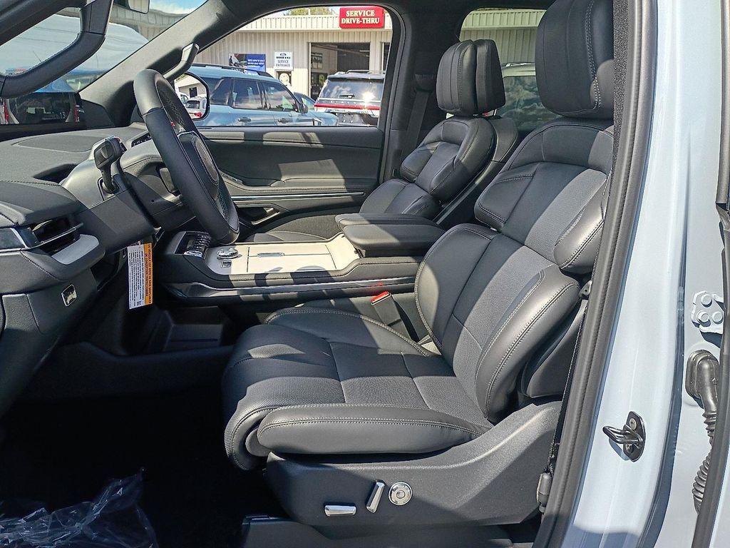 new 2025 Lincoln Navigator car, priced at $113,175
