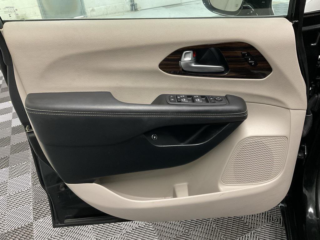 used 2023 Chrysler Pacifica Hybrid car, priced at $32,800