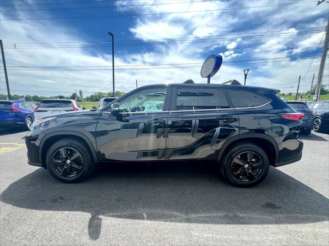 used 2023 Toyota Highlander car, priced at $33,899
