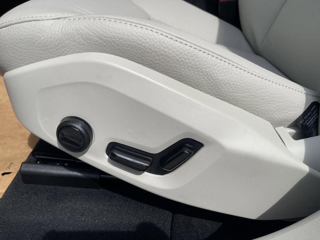 new 2025 Volvo XC60 car, priced at $54,360