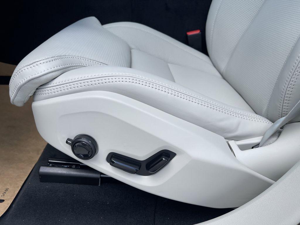 new 2025 Volvo XC60 car, priced at $59,660