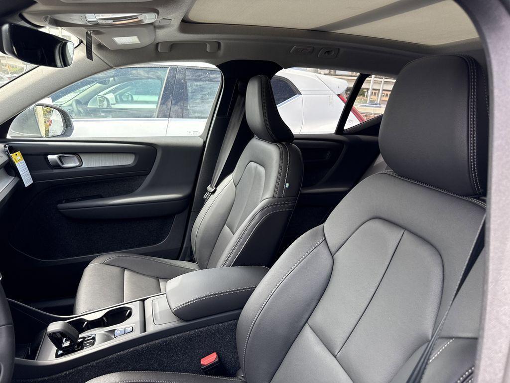 new 2025 Volvo XC40 car, priced at $39,465
