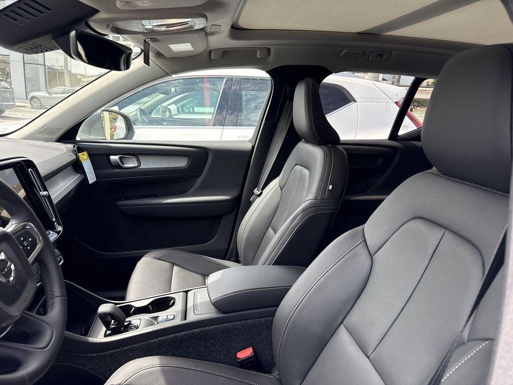new 2025 Volvo XC40 car, priced at $39,465