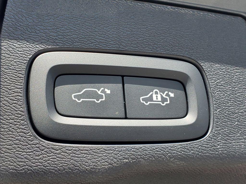 used 2022 Volvo XC60 Recharge Plug-In Hybrid car, priced at $38,490