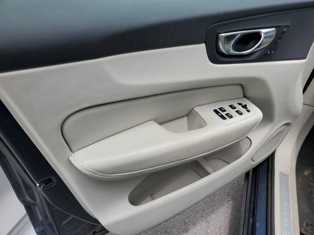 used 2023 Volvo XC60 car, priced at $31,490