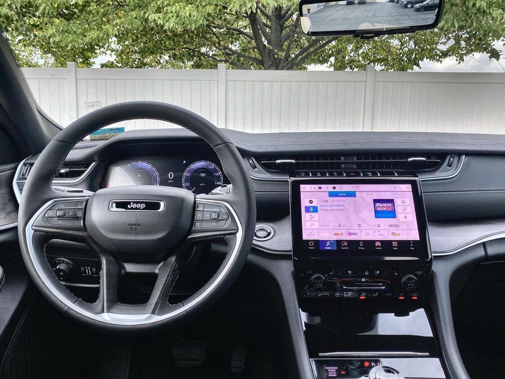 new 2025 Jeep Grand Cherokee car, priced at $55,160