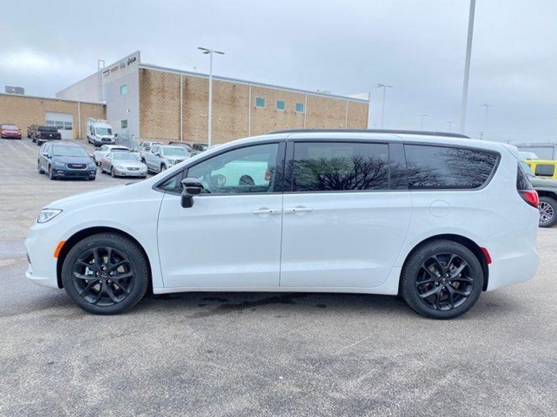 new 2024 Chrysler Pacifica car, priced at $39,695