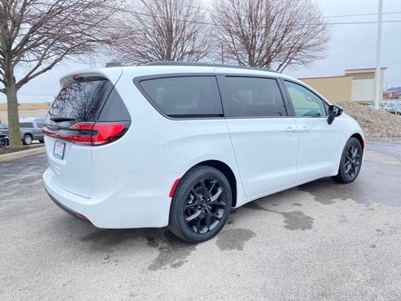 new 2024 Chrysler Pacifica car, priced at $39,695