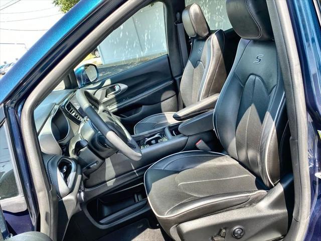 used 2022 Chrysler Pacifica Hybrid car, priced at $31,900