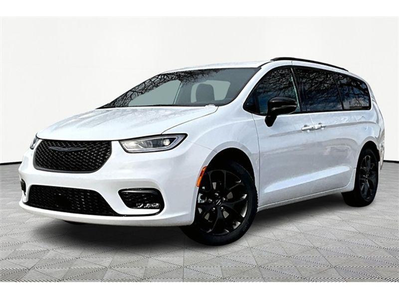 new 2024 Chrysler Pacifica car, priced at $41,829