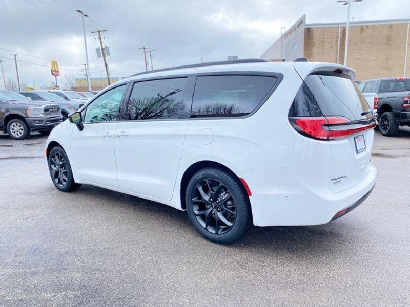 new 2024 Chrysler Pacifica car, priced at $49,004