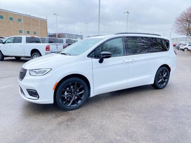 new 2024 Chrysler Pacifica car, priced at $42,004