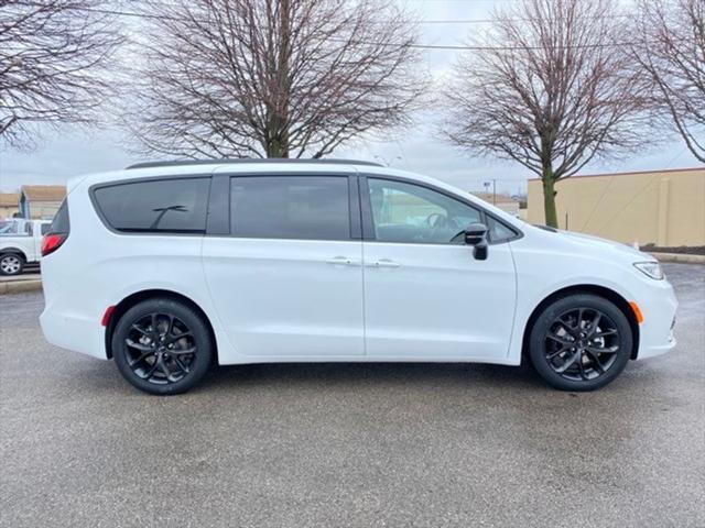 new 2024 Chrysler Pacifica car, priced at $42,004