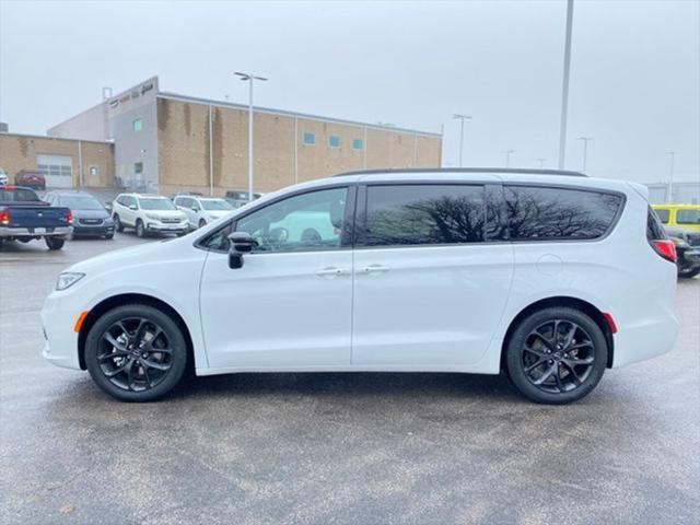 new 2024 Chrysler Pacifica car, priced at $42,428