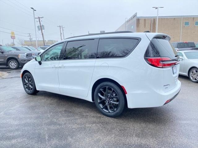 new 2024 Chrysler Pacifica car, priced at $42,428