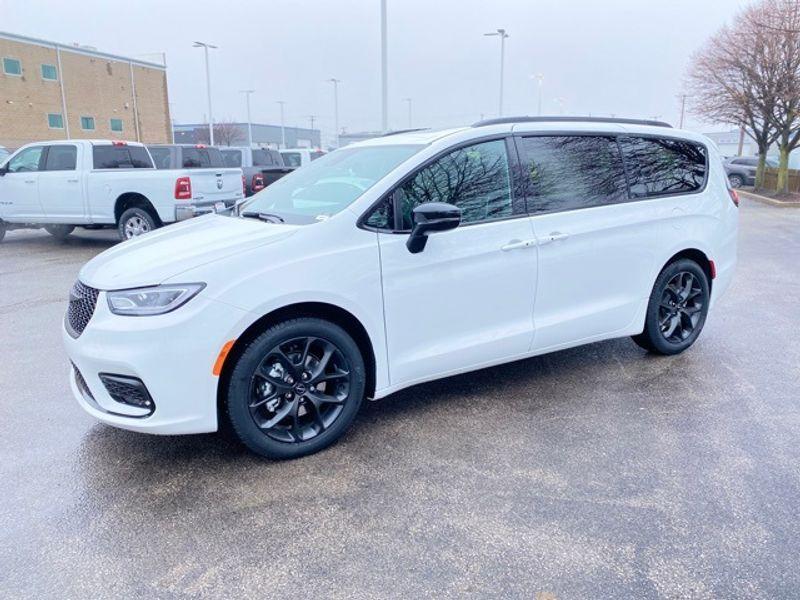 new 2024 Chrysler Pacifica car, priced at $45,428