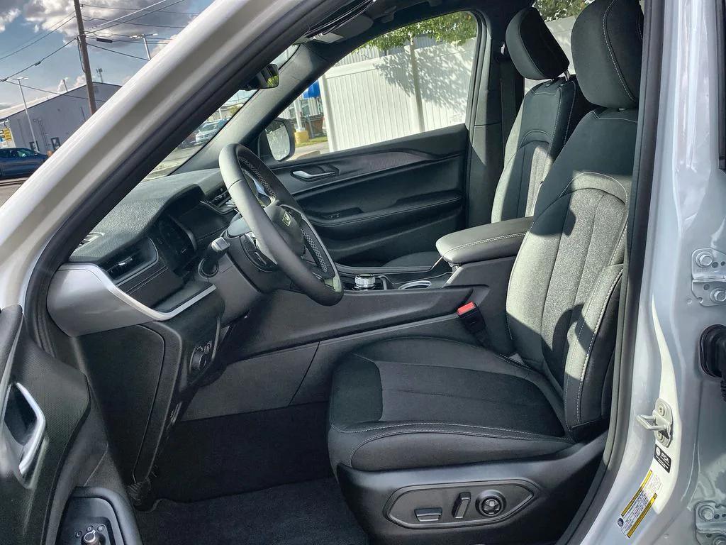 new 2025 Jeep Grand Cherokee car, priced at $39,530
