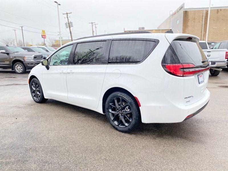 new 2024 Chrysler Pacifica car, priced at $51,355