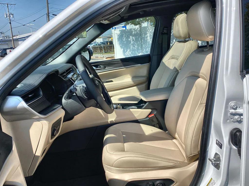 new 2025 Jeep Grand Cherokee car, priced at $44,720