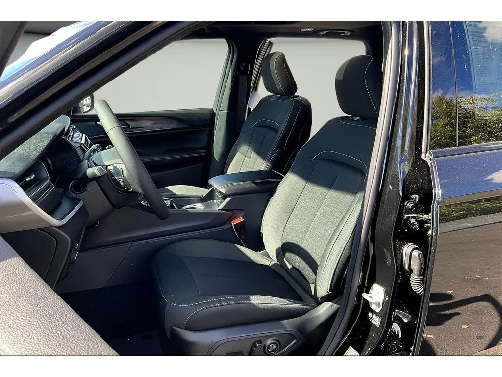 new 2025 Jeep Grand Cherokee car, priced at $37,916