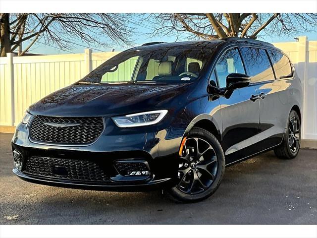 new 2024 Chrysler Pacifica car, priced at $43,267