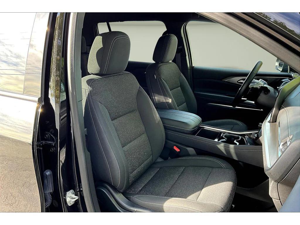 used 2025 Chevrolet Traverse car, priced at $35,987