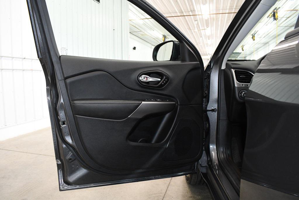 used 2022 Jeep Cherokee car, priced at $25,370