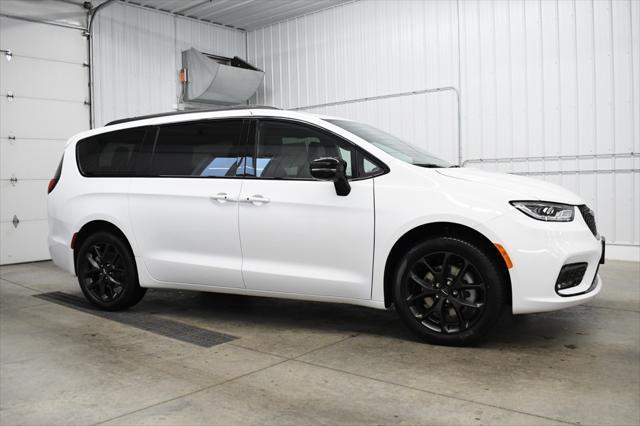 new 2025 Chrysler Pacifica car, priced at $51,955